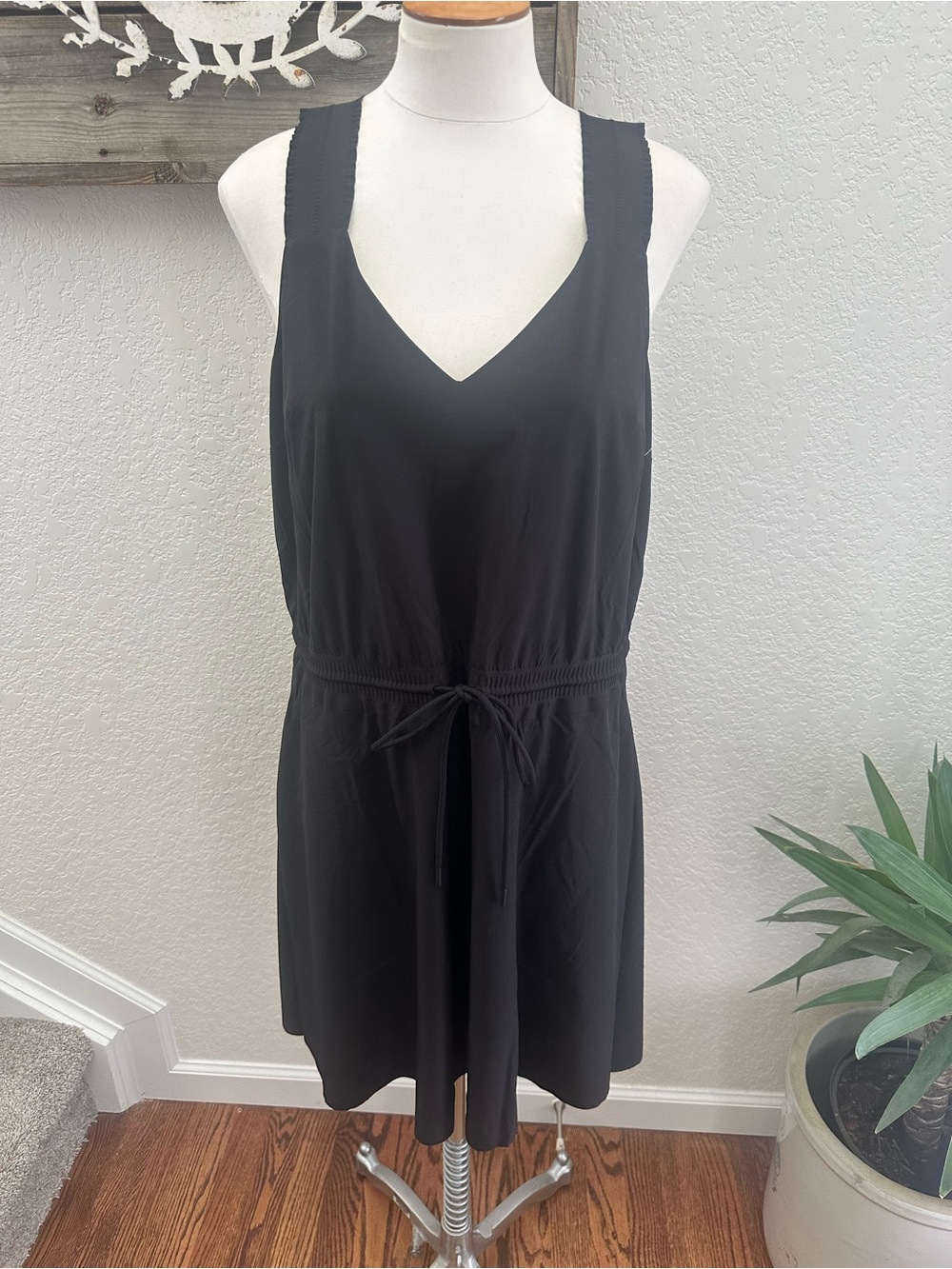 Athleta Savannah Black V-Neck Sleeveless Drawstring Dress size M NWOT